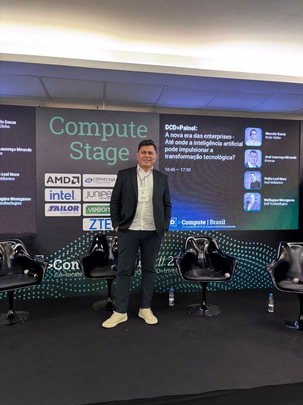 Lourenço Miranda no palco do DCD>Brasil, em novembro de 2025, diante do painel que anuncia o debate sobre até onde a inteligência artificial pode impulsionar a transformação tecnológica.